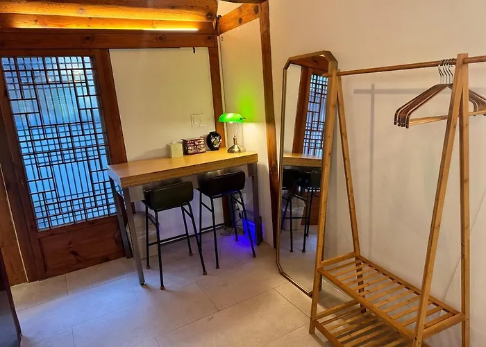 펜션 Hausda Samcheong Private Yard Hanok 3br 4bed 6person 8table