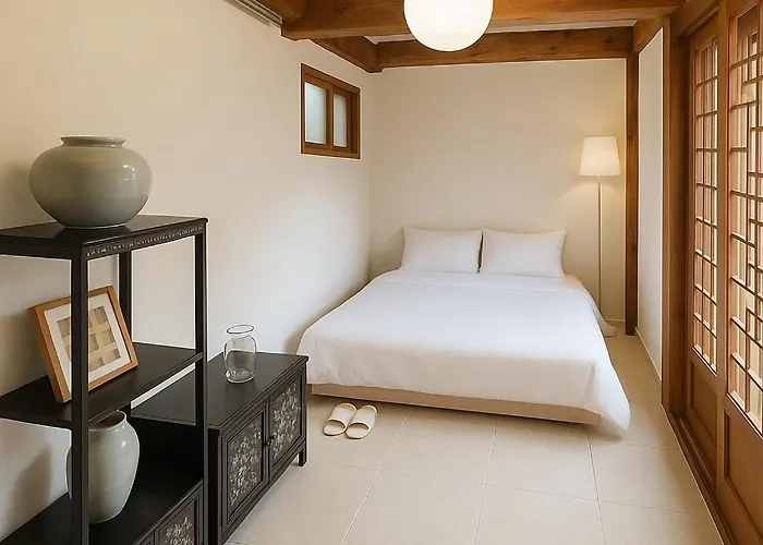 Hausda Samcheong Private Yard Hanok 3br 4bed 6person 8table 서울특별시