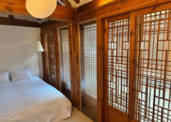 Hausda Samcheong Private Yard Hanok 3br 4bed 6person 8table *