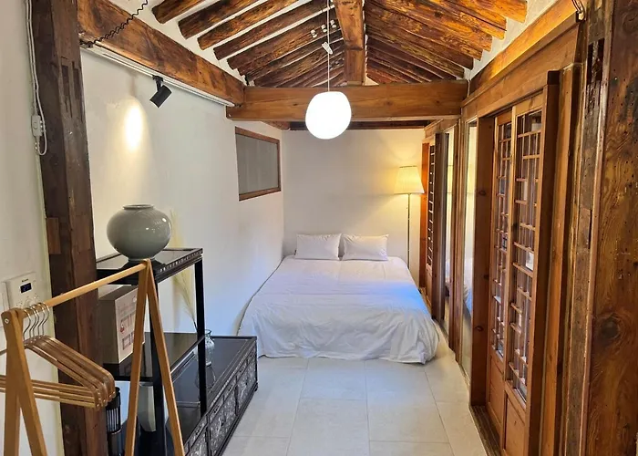 Hausda Samcheong Private Yard Hanok 3br 4bed 6person 8table *