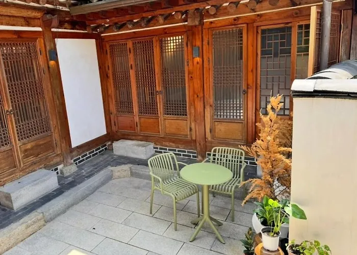 Hausda Samcheong Private Yard Hanok 3br 4bed 6person 8table 펜션