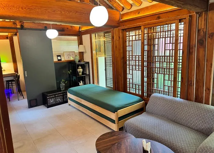 펜션 Hausda Samcheong Private Yard Hanok 3br 4bed 6person 8table