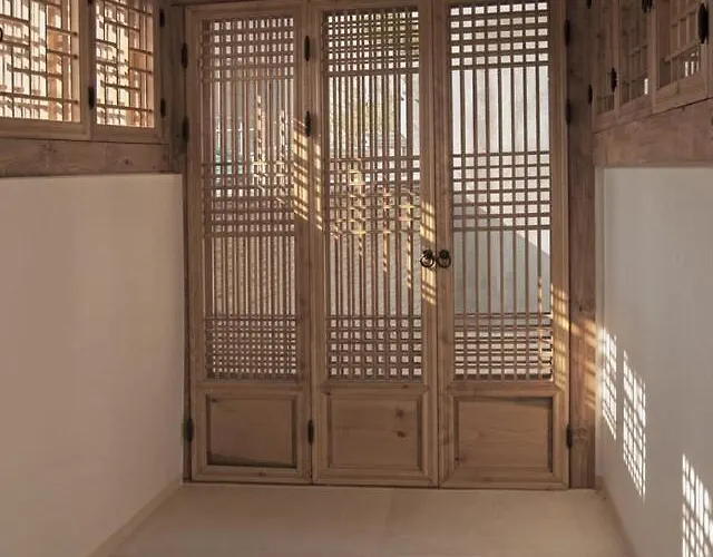 Hausda Samcheong Private Yard Hanok 3br 4bed 6person 8table 펜션 *