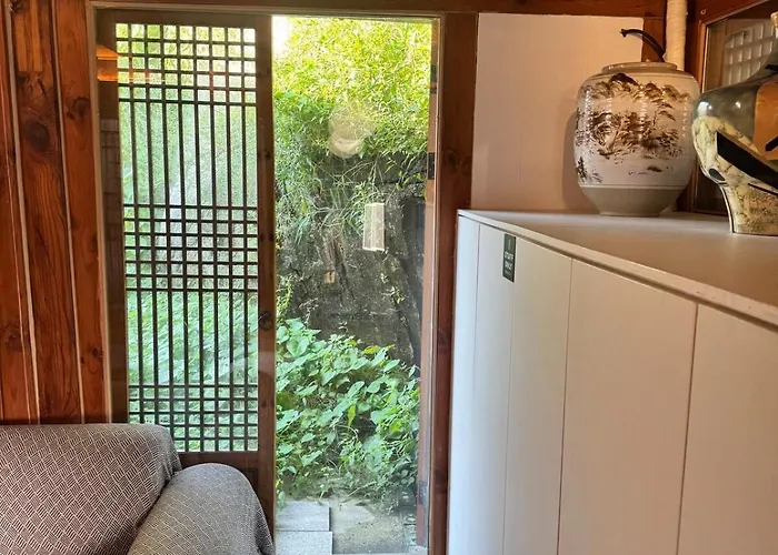 펜션 Hausda Samcheong Private Yard Hanok 3br 4bed 6person 8table 서울특별시