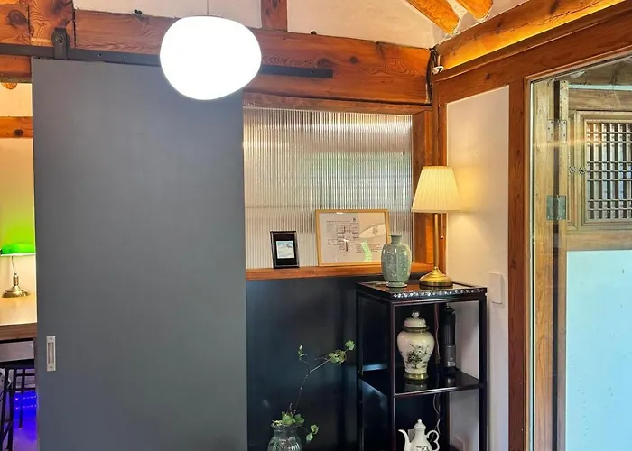 Hausda Samcheong Private Yard Hanok 3br 4bed 6person 8table 펜션