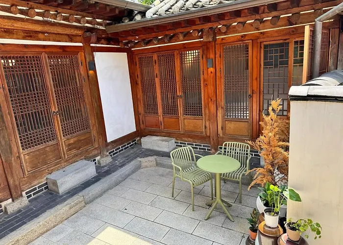 Hausda Samcheong Private Yard Hanok 3br 4bed 6person 8table 펜션 서울특별시