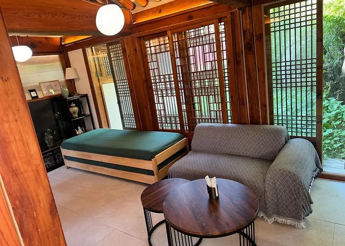 Hausda Samcheong Private Yard Hanok 3br 4bed 6person 8table * 서울특별시