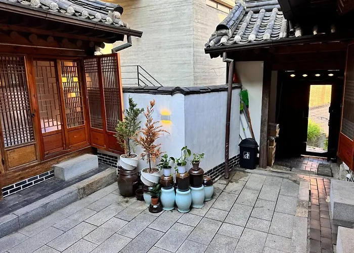 Hausda Samcheong Private Yard Hanok 3br 4bed 6person 8table 펜션