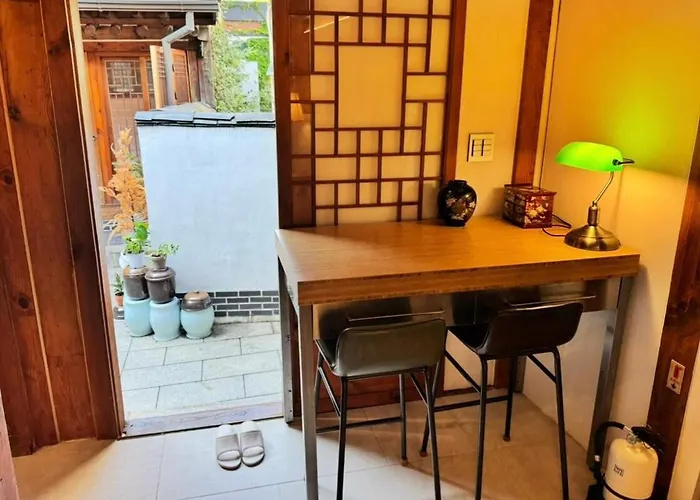 Hausda Samcheong Private Yard Hanok 3br 4bed 6person 8table 펜션 서울특별시