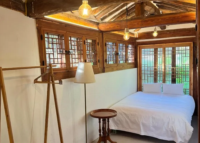 Hausda Samcheong Private Yard Hanok 3br 4bed 6person 8table 펜션 *