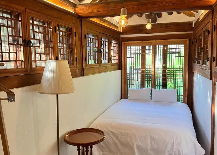 펜션 Hausda Samcheong Private Yard Hanok 3br 4bed 6person 8table 서울특별시