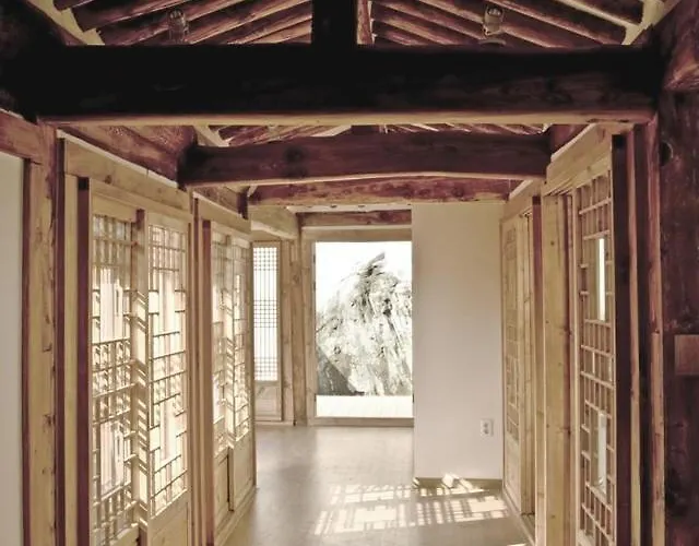 Hausda Samcheong Private Yard Hanok 3br 4bed 6person 8table