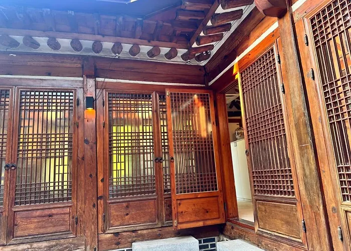 Hausda Samcheong Private Yard Hanok 3br 4bed 6person 8table 펜션 서울특별시