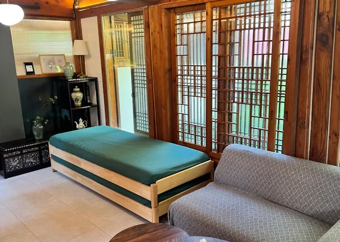 펜션 Hausda Samcheong Private Yard Hanok 3br 4bed 6person 8table