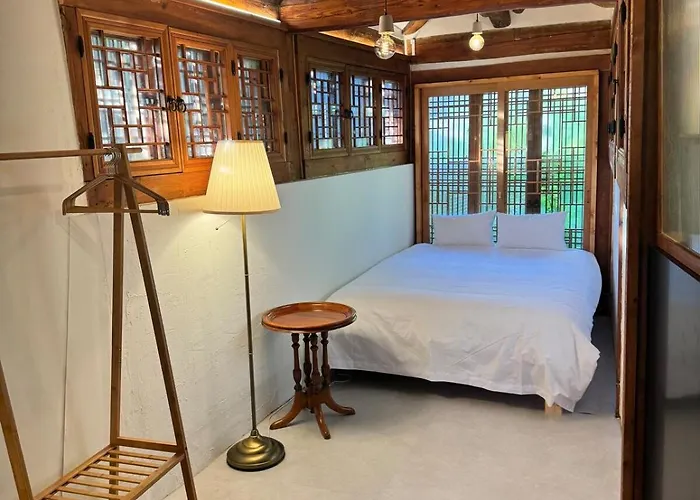 Hausda Samcheong Private Yard Hanok 3br 4bed 6person 8table 펜션 서울특별시