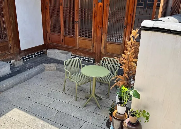 펜션 Hausda Samcheong Private Yard Hanok 3br 4bed 6person 8table *