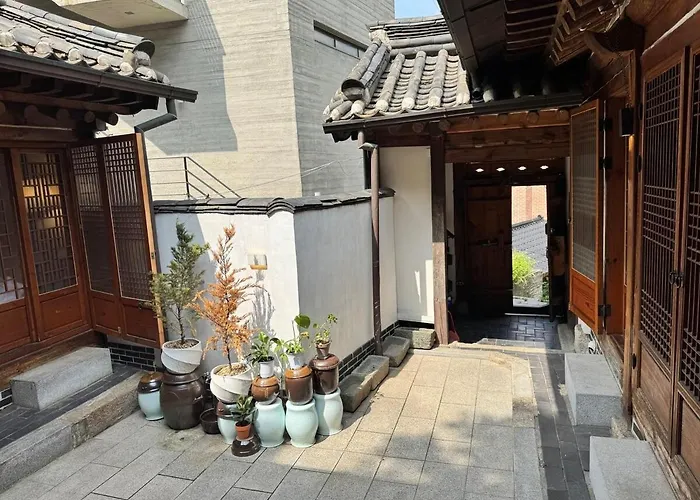 Hausda Samcheong Private Yard Hanok 3br 4bed 6person 8table *