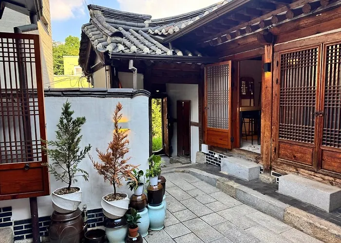 Hausda Samcheong Private Yard Hanok 3br 4bed 6person 8table 서울특별시