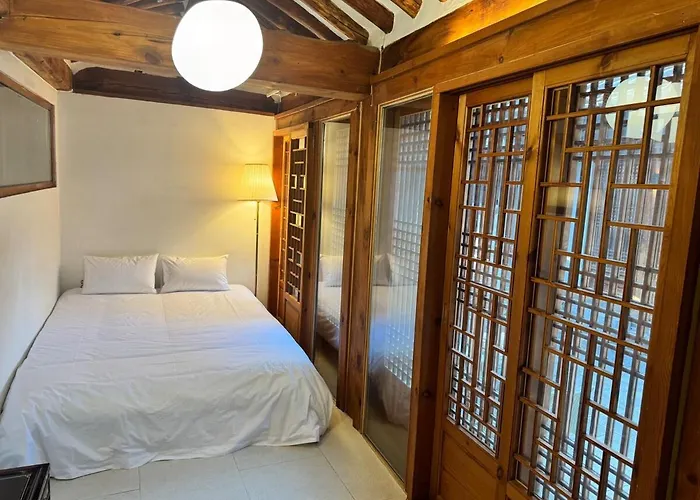 Hausda Samcheong Private Yard Hanok 3br 4bed 6person 8table 펜션 *