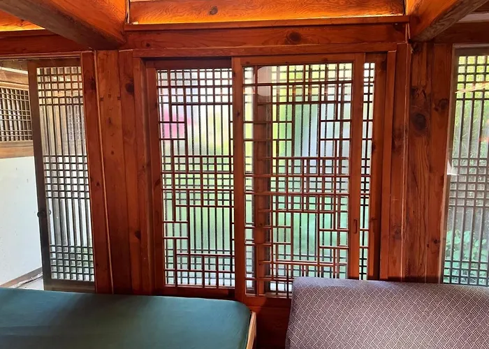 펜션 Hausda Samcheong Private Yard Hanok 3br 4bed 6person 8table *