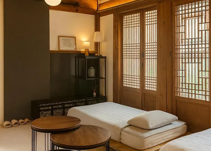 Hausda Samcheong Private Yard Hanok 3br 4bed 6person 8table