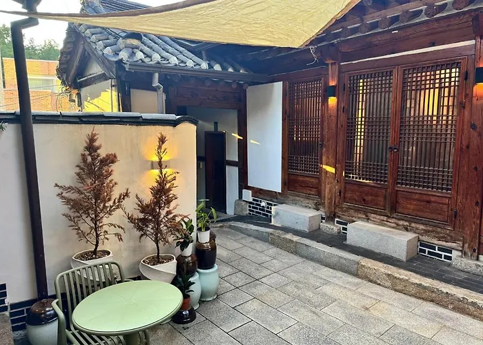 Hausda Samcheong Private Yard Hanok 3br 4bed 6person 8table 서울특별시