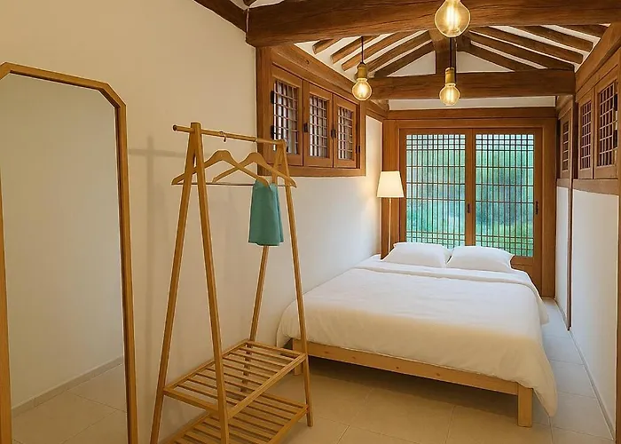 펜션 Hausda Samcheong Private Yard Hanok 3br 4bed 6person 8table