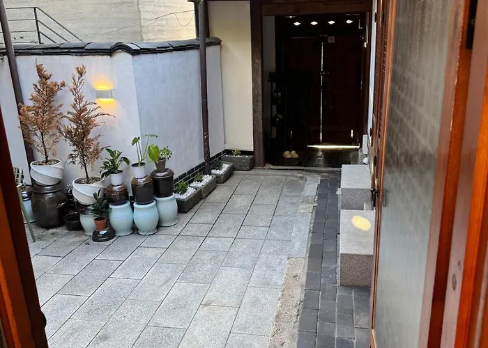 Hausda Samcheong Private Yard Hanok 3br 4bed 6person 8table 펜션 서울특별시