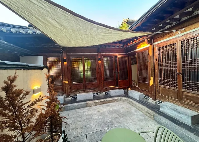 Hausda Samcheong Private Yard Hanok 3br 4bed 6person 8table 서울특별시
