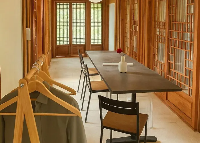 Hausda Samcheong Private Yard Hanok 3br 4bed 6person 8table 서울특별시