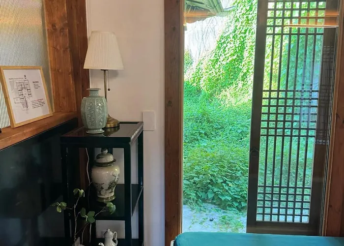 Hausda Samcheong Private Yard Hanok 3br 4bed 6person 8table 펜션 서울특별시