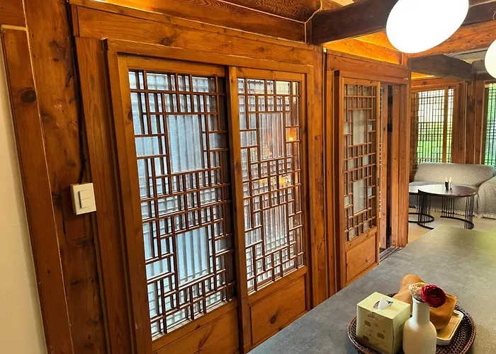 Hausda Samcheong Private Yard Hanok 3br 4bed 6person 8table 서울특별시