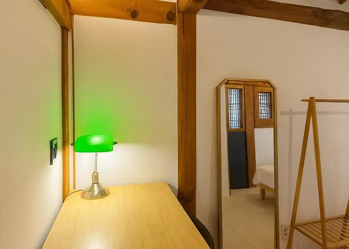 Hausda Samcheong Private Yard Hanok 3br 4bed 6person 8table 서울특별시