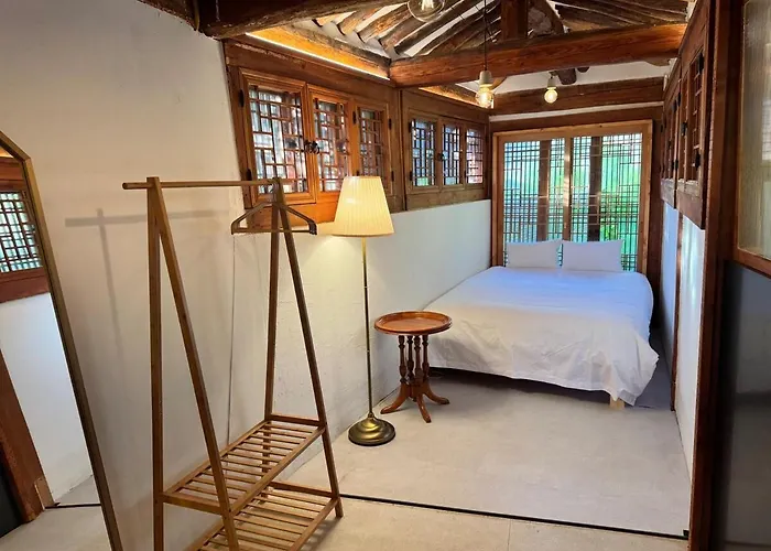 Hausda Samcheong Private Yard Hanok 3br 4bed 6person 8table * 서울특별시