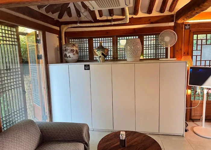 Hausda Samcheong Private Yard Hanok 3br 4bed 6person 8table 펜션 서울특별시