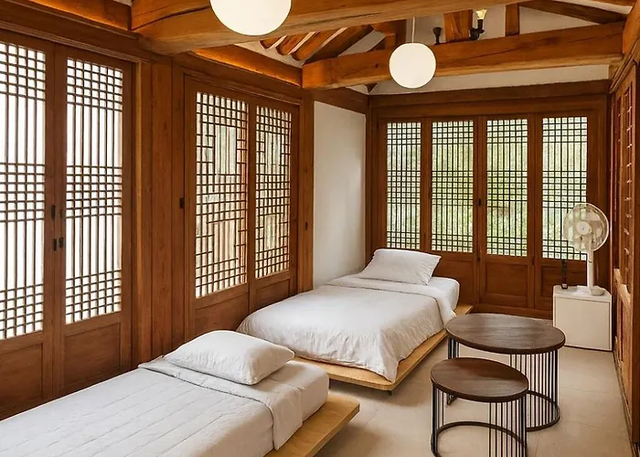 Hausda Samcheong Private Yard Hanok 3br 4bed 6person 8table 펜션 *