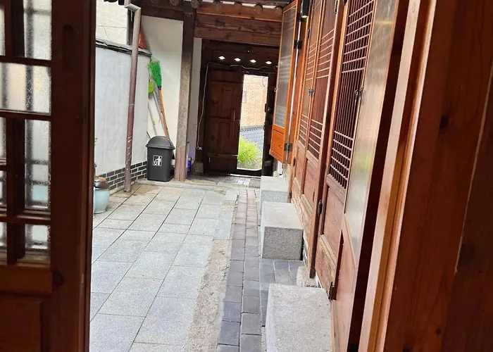 Hausda Samcheong Private Yard Hanok 3br 4bed 6person 8table * 서울특별시