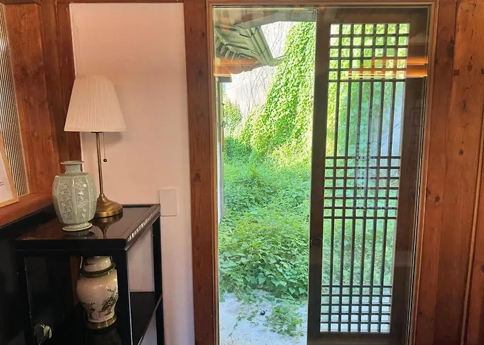 Hausda Samcheong Private Yard Hanok 3br 4bed 6person 8table 펜션