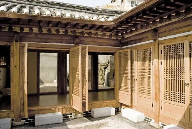 Hausda Samcheong Private Yard Hanok 3br 4bed 6person 8table