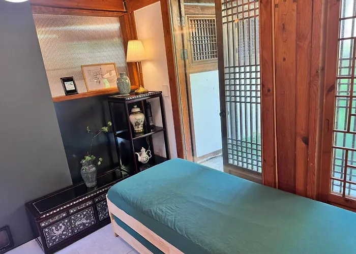 Hausda Samcheong Private Yard Hanok 3br 4bed 6person 8table * 서울특별시