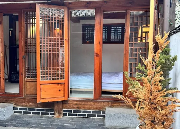 Hausda Samcheong Private Yard Hanok 3br 4bed 6person 8table 펜션 서울특별시