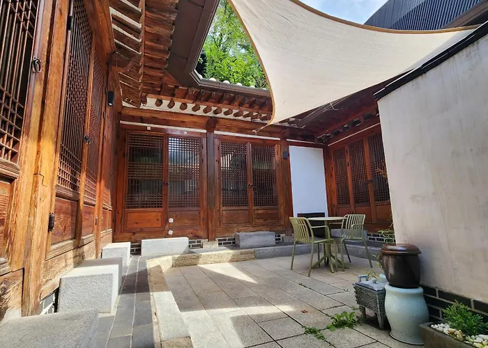 Hausda Samcheong Private Yard Hanok 3br 4bed 6person 8table * Seoul