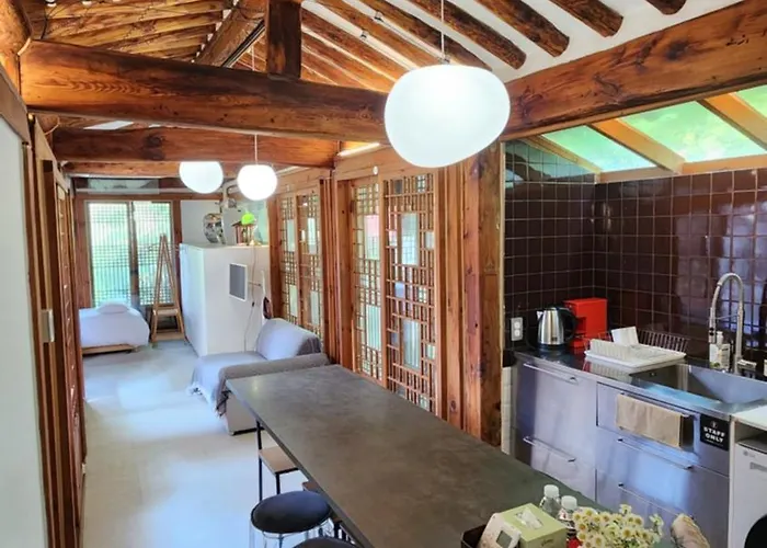 Hausda Samcheong Private Yard Hanok 3br 4bed 6person 8table Seoul