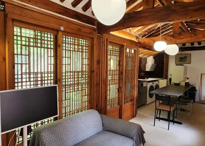 Hausda Samcheong Private Yard Hanok 3br 4bed 6person 8table