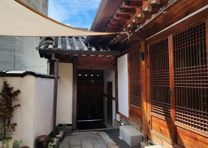 Hausda Samcheong Private Yard Hanok 3br 4bed 6person 8table Seoul