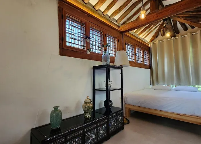 Hausda Samcheong Private Yard Hanok 3br 4bed 6person 8table Seoul