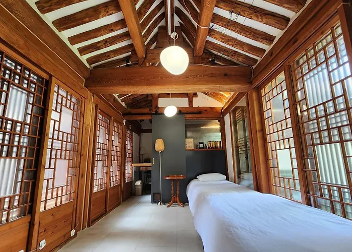 Hausda Samcheong Private Yard Hanok 3br 4bed 6person 8table Seoul