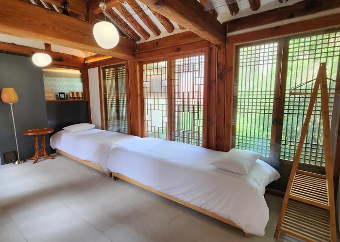 Hausda Samcheong Private Yard Hanok 3br 4bed 6person 8table *